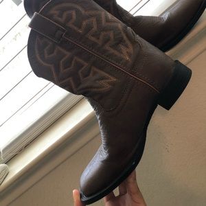 Almost new kids NOCONA BOOTS ! Size 4-5